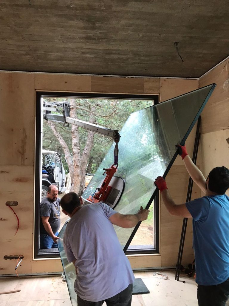 ustaların titizlikle ısı cam montajını gerçekleştirmesi